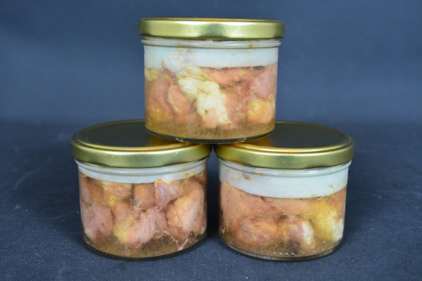 Мясная обрезь свинина в собственном соку.